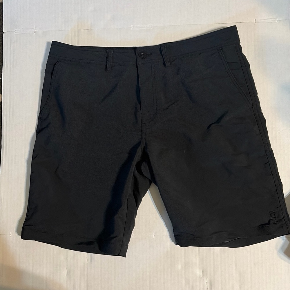 ALO Yoga Men's Black Flat-Front Performance Shorts